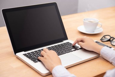 dizüstü bilgisayar ile çalışan iş kadını, yazmak için klavye ile parmak kullanarak. kopyalama alanı için boş siyah ekranlı bilgisayar dizüstü bilgisayar