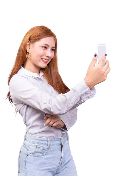 셀카, 화상 채팅, 얼굴 시간 또는 웃는 얼굴로 화상 통화를위한 모바일 스마트 폰을 사용하는 아시아 여성. 클리핑 경로와 흰색 배경에 격리 스튜디오 샷 — 스톡 사진