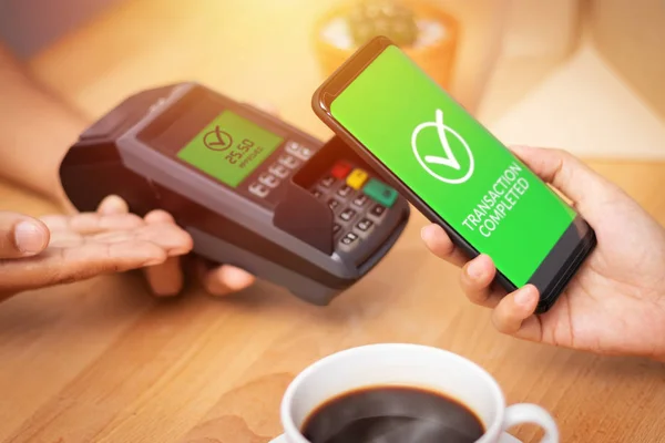 无现金社会，客户通过智能手机支付账单使用Nfc技术在咖啡馆的销售终端。移动数字钱包技术概念 — 图库照片
