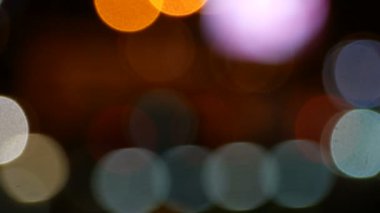 4k. sokak Lambaları üzerinde arabadan parlak bokeh soyut bulanıklık. soyut glitter defocused renkli ışık arka plan
