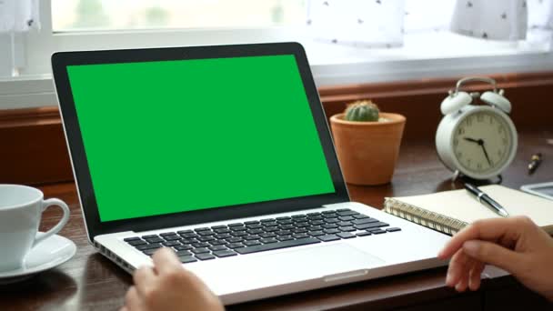 ノートブックラップトップで自宅で働くクローズアップ女性 スライドのためのキーボードとタッチパッドで指を使用して 空白の緑色の画面クロマキーを持つコンピュータのラップトップ — ストック動画