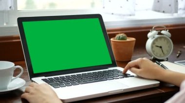 4k. dizüstü bilgisayar ile evde çalışan yakın çekim kadın, slayt için klavye ve dokunmatik yüzey ile parmak kullanarak. boş yeşil ekran kroma anahtarı ile bilgisayar dizüstü bilgisayar.