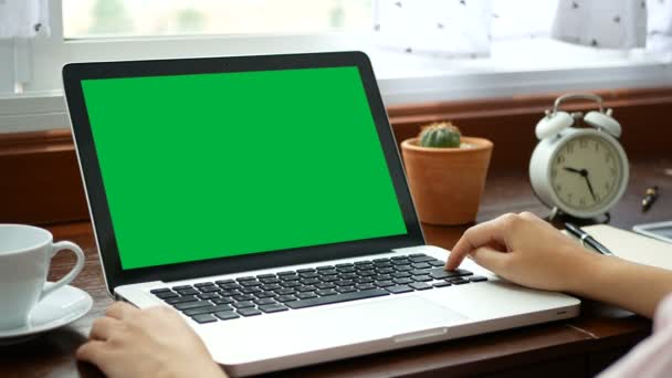 ノートブックラップトップで自宅で働くクローズアップ女性 スライドのためのキーボードとタッチパッドで指を使用して 空白の緑色の画面クロマキーを持つコンピュータのラップトップ — ストック動画