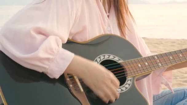 Primer Plano Mujer Pelo Largo Tocando Guitarra Acústica Playa Con — Vídeo de stock