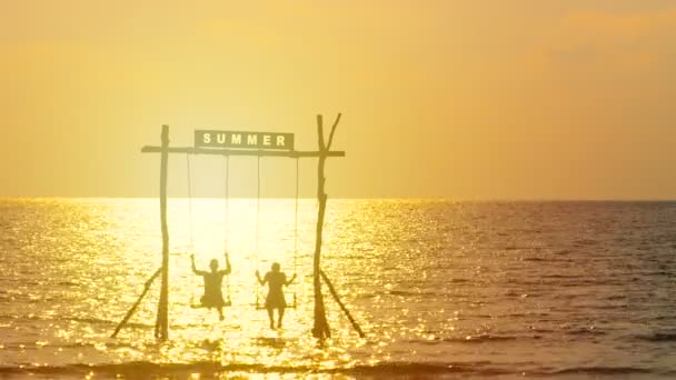 Silueta Pareja Feliz Disfrutar Balancearse Con Columpio Sobre Mar Durante — Vídeos de Stock