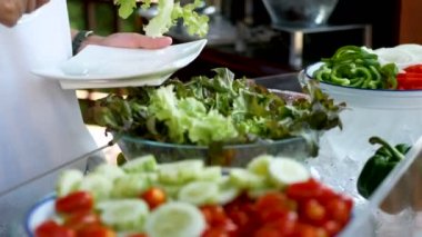 4k. kadın salata gıda , vejetaryen için renkli meyve ve sebze ile otel restoranında catering büfe gıda farklı organik sebze seçin. gıda fitness diyet sağlıklı yaşam tarzı