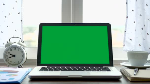 Laptop Zielonym Ekranem Chroma Key Ustawić Stole Biurowym Pobliżu Okna — Wideo stockowe