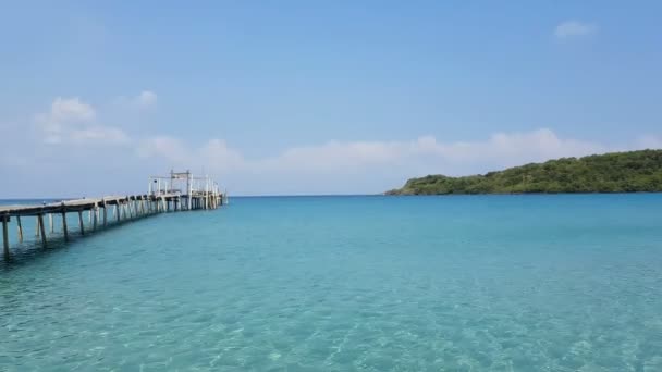 Oceano Azul Cristalino Temporada Verão Com Uma Ponte Madeira Estende — Vídeo de Stock