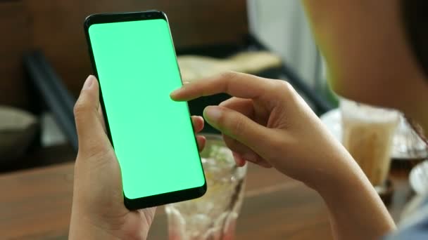 Mulher Usando Smartphone Móvel Com Tela Verde Branco Mock Café — Vídeo de Stock