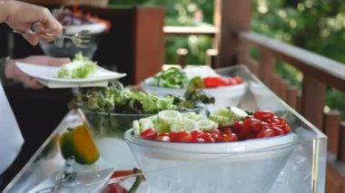 4k. kadın salata gıda , vejetaryen için renkli meyve ve sebze ile otel restoranında catering büfe gıda farklı organik sebze seçin. gıda fitness diyet sağlıklı yaşam tarzı