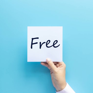 reklam konsepti için ücretsiz şeyler. metin ücretsiz mavi arka plan üzerinde izole ile el tutma kağıt, stüdyo çekim