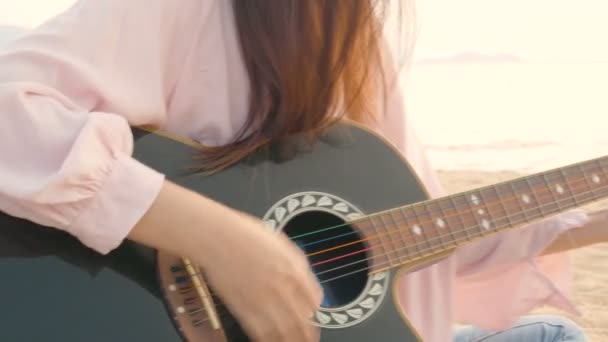 Close Mulher Cabelos Longos Tocando Guitarra Acústica Praia Com Vento — Vídeo de Stock