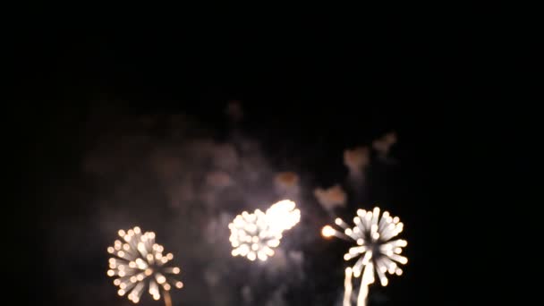 Pozadí Fireworks Abstraktní Rozmazání Skutečných Zlatých Zářivých Ohňostrojů Nebeským Světlem — Stock video