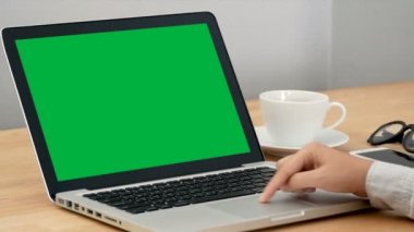 4k. dizüstü bilgisayar ile çalışan yakın çekim kadın, slayt ve yakınlaştırma için klavye ve touchpad ile parmak kullanarak, uzaklaştırmak, uzaklaştırır. boş yeşil ekran kroma anahtarı ile bilgisayar dizüstü bilgisayar.