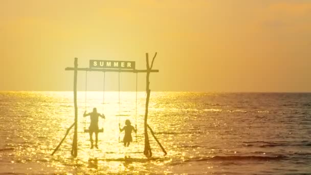 Silhouette Coppia Felice Godere Ondeggiando Con Altalena Sul Mare Durante — Video Stock