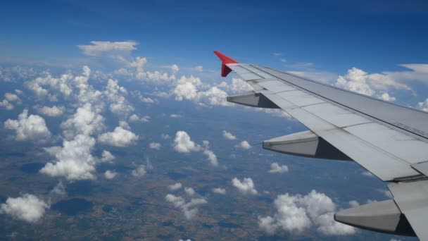 乘飞机旅行 通过飞机窗口的鸟瞰图 翼飞机和美丽的白云在蓝天旅行背景 — 图库视频影像