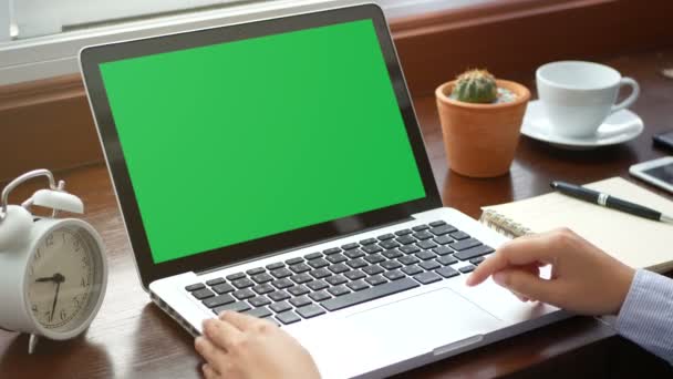 Крупным Планом Женщина Работает Ноутбуком Используя Палец Клавиатурой Тачпад Трекпад — стоковое видео