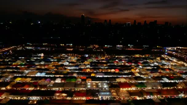 Renkli Durak Ile Tayland Demiryolu Gece Pazarında Yoğun Asya Sokak — Stok video
