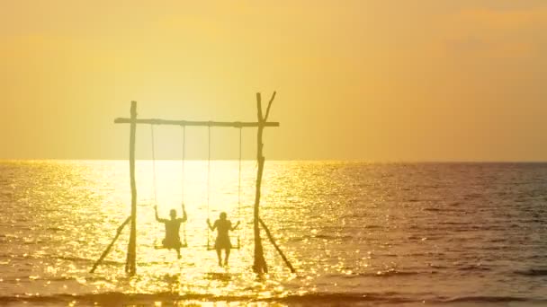 Silueta Pareja Feliz Disfrutar Balancearse Con Columpio Sobre Mar Durante — Vídeos de Stock