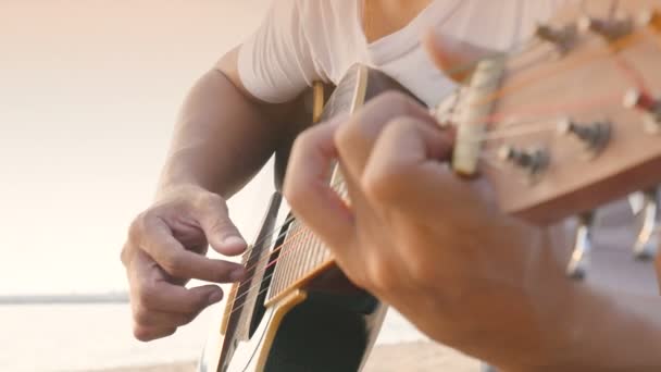 Close Homem Tocando Guitarra Acústica Praia Durante Pôr Sol Sentindo — Vídeo de Stock