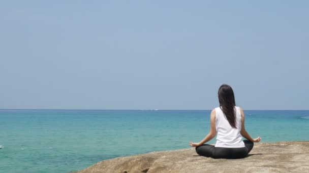 Жінка Практикує Йогу Медитації Ставлять Дерев Яний Міст Над Морем — стокове відео
