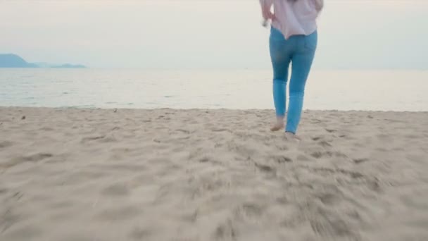 快乐的女人享受在热带海滩的暑假 赤脚跑到海边 张开双臂 — 图库视频影像