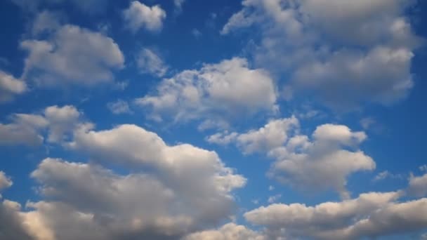 曇りの日に日没や日の出の時間に白いふわふわの雲と黄金の光と青空の4K映像 カメラパン移動 — ストック動画