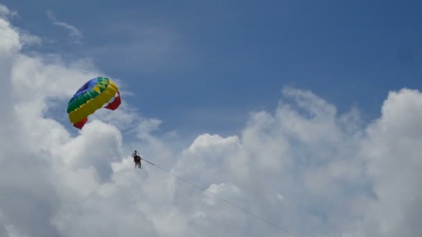 Aufgeregte Touristen Die Hoch Den Himmel Fliegenden Parasailing Hängen Outdoor — Stockvideo