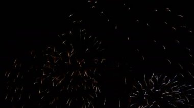 4k. havai fişek arka plan. gece gökyüzünde bokeh ışıkları ile gerçek altın parlayan havai fişek soyut. parlayan havai fişek gösterisi. Yılbaşı havai fişek kutlaması