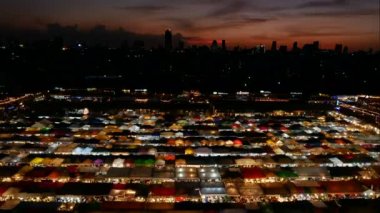 Renkli durak, Bangkok popüler turistik yerler ile Tayland demiryolu gece pazarında yoğun Asya sokak gıda 4k. üst görünümü