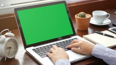 4k. dizüstü bilgisayarla çalışan, klavye ve dokunmatik yüzeyli parmak kullanan veya slayt için trackpad kullanan yakın çekim kadın. boş yeşil ekran kroma anahtarı ile bilgisayar dizüstü bilgisayar.