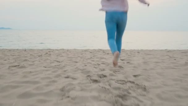 Mujer Feliz Disfrutar Vacaciones Verano Playa Tropical Corriendo Mar Con — Vídeo de stock