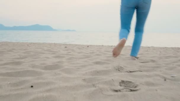 Femme Heureuse Profiter Des Vacances Été Sur Plage Tropicale Courir — Video