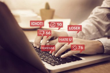 siber zorbalık kavramı. nefret söylemi bildirim simgeleri ve sosyal ağ da ortalama yorum ile sosyal medya etkileşimleri için dizüstü bilgisayar dizüstü bilgisayar kullanan insanlar