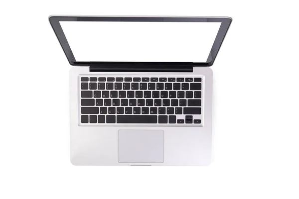 Ноутбук макета с пустым белоснежным экраном, изолированным на белом фоне с вырезанием пути, вид сверху. современная компьютерная технология — стоковое фото
