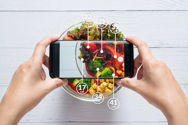 Kalori sayma ve gıda kontrol konsepti. yemeden önce gıda kalori miktarını taramak için akıllı telefonda uygulama kullanarak kadın — Stok fotoğraf