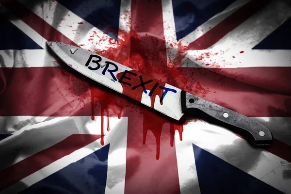 Длинный нож со словом Брексит, испачканный кровью, помещенный на флаге Соединенного Королевства с пролитой кровью, концепция Брексита — стоковое фото