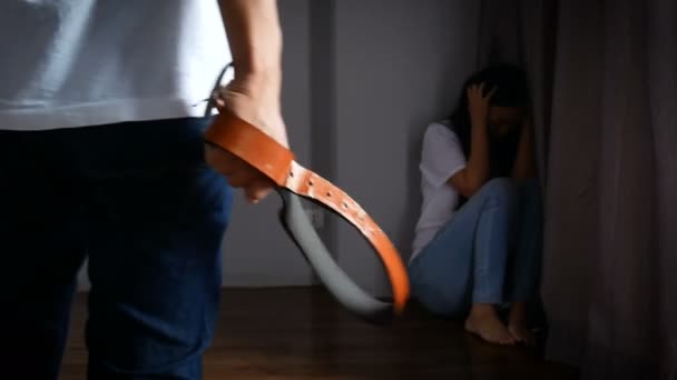 暴力男子使用皮带和伤害妇女 制止对妇女的家庭暴力和打击人口贩运运动 — 图库视频影像