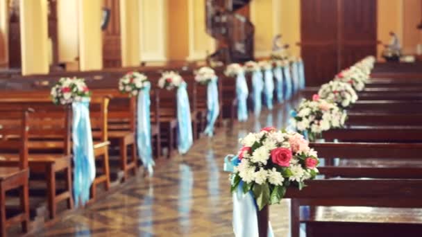 Interior View Empty Church Wooden Bench Decorated Flower Bouquet Blue — ストック動画