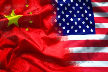 Usa ve Çin bayrağı sallıyor. Biz ve Çin arasındaki çok uluslu şirket yatırımları, finansal konsept