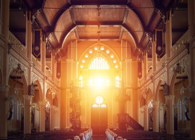 içi boş kilise manzarası çiçek buketi ile süslenmiş ahşap bank, kilise vitrininde güneş ışığı