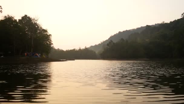 日出期间的河景景观 露营地有许多五颜六色的露营帐篷 — 图库视频影像