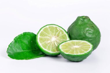 taze bergamot meyvesi ikiye bölünmüş ve yeşil yaprak beyaz arka planda izole edilmiş.