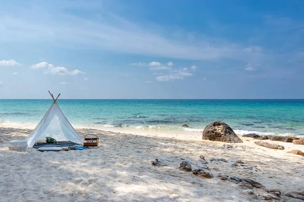 Romantikus fehér piknik sátor fehér homokos tengerpart kristálytiszta víz és a kék ég a háttérben — Stock Fotó