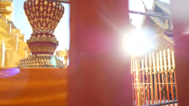 Goldene Buddhistische Glocke Für Gebetswünsche Sonnenlicht Wat Phra Dem Doi — Stockvideo