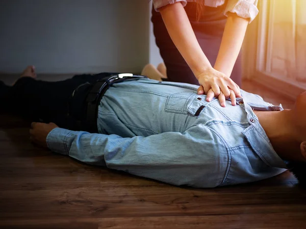 Volontär kontor kvinna använda handpump på bröstet för första hjälpen nödsituation Cpr på hjärtattack man medvetslös, försöka återupplivning patient man på jobbet — Stockfoto