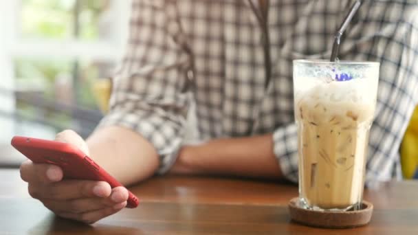 4k. Menschen, die ihr mobiles Smartphone für soziale Medien-Interaktionen im Café verwenden, mit Pop-up-Symbolen von Freunden in sozialen Netzwerken mit Like, Nachricht, E-Mail, Erwähnung und Stern über dem Bildschirm