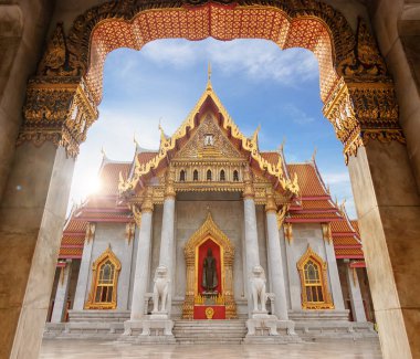 Mermer Tapınağı veya Wat Benchamabophit Dusit Wanaram sabah aylarında kilisenin üstüne güneş ışını ile, Bangkok Tayland turistik görmek için ünlü dönüm noktası yer