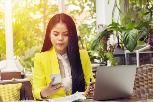 Portret van mooie en zelfverzekerde Aziatische zakenvrouw in het werken met notebook laptop en telefoon beheren werk op de werkplek. gelukkig zakenvrouw concept — Stockfoto