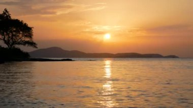 4 bin. Tropikal plajda denizin üzerinde güzel bir gün batımı